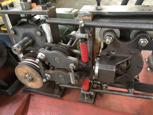 Máquina de endireitação e corte de aço de bobina / rebar de 5-12 mm com características avançadas
